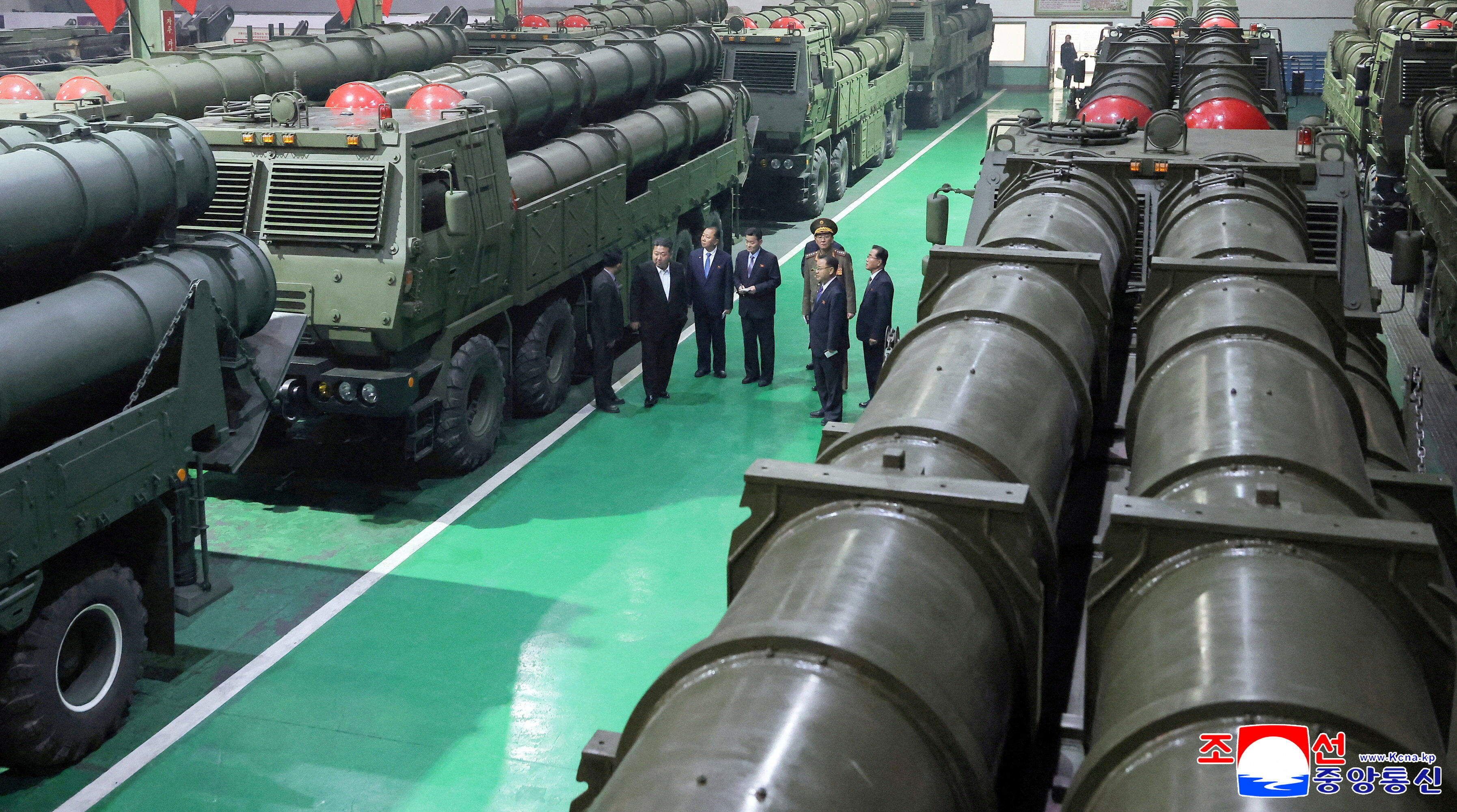 ▲▼北韓最高領導人金正恩28日前往軍需工廠視察指導超大型放射砲生產。（圖／路透）