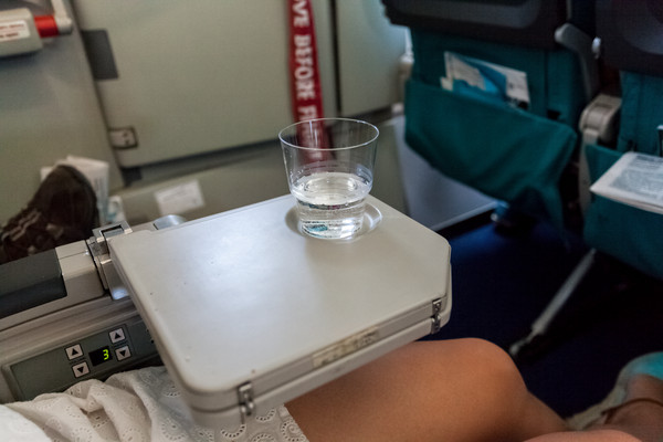 ▲飛機托盤是機上最髒的（圖／達志／示意圖）