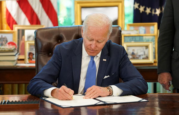 d6334101-1 ▲▼拜登簽署《2022烏克蘭民主防衛租借法案》,以便美國能加快對烏運送武器的速度。(圖/路透)