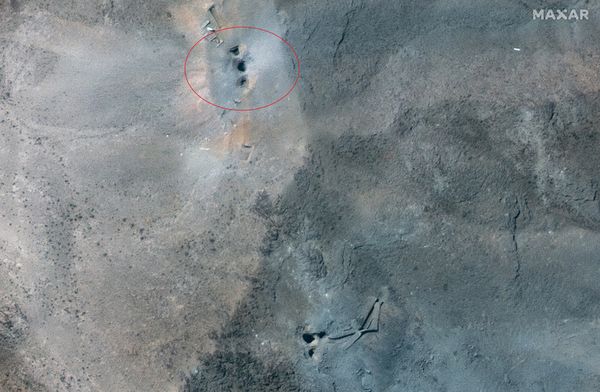 ▲▼伊朗福爾多核設施遭美軍B-2轟炸機投擲「鑽地巨彈」後，清晰可見遭重創所留下的凹洞。（圖／路透）