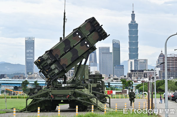 d8303558-1 ▲▼國軍「漢光41號」演習進入第三天,,空軍防空部「愛國者飛彈」防空系統部署於松山機場周邊河濱公園,屏障松山機場與台北市政經要地。(圖/記者李毓康攝)
