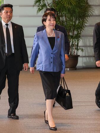 高市早苗手提包爆紅！美到想包色　賣到缺貨「訂單排到明年5月」