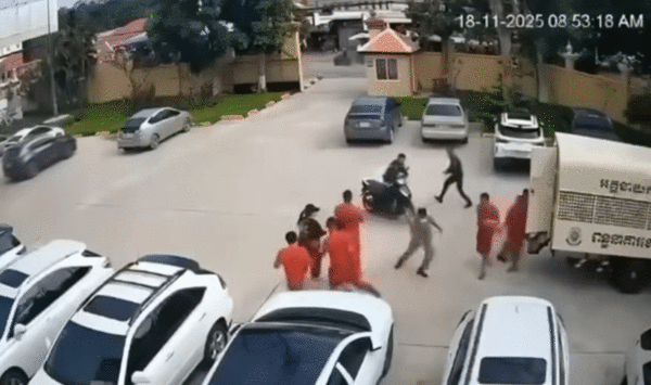 1名遭收押的黑幫老大在法院外突然取得槍枝，當街攻擊獄警後逃離現場。（翻攝畫面）