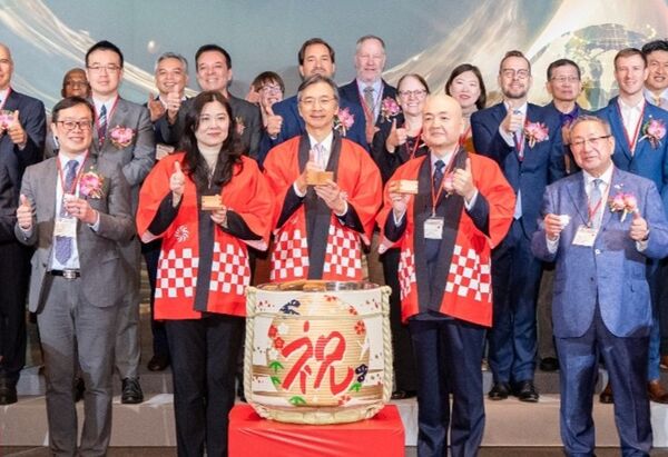 ▲2025國際酒類產品貿易推廣會開幕大合照，前排左二起經濟部國貿署副署長陳佩利、IEAT理事長黃教漳、日本台灣交流協會會長片山和之。（圖／IEAT提供）