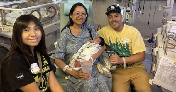 蘇茲‧羅培茲在罹患22磅卵巢囊腫情況下誕下一名健康男嬰，堪稱醫學奇蹟。（圖／Cedars-Sinai）