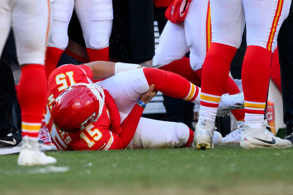 ▲NFL堪薩斯酋長天王級四分衛馬霍姆斯遭遇左膝前十字韌帶傷勢，賽季宣告報銷。（圖／達志影像／美聯社）