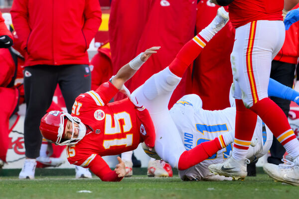 ▲NFL堪薩斯酋長天王級四分衛馬霍姆斯遭遇左膝前十字韌帶傷勢，賽季宣告報銷。（圖／達志影像／美聯社）