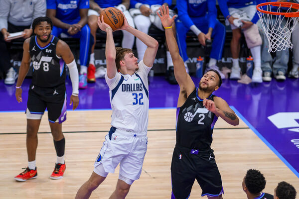 ▲獨行俠「旗子哥」弗拉格打破詹皇高懸22年神紀錄，成為NBA史上18歲單場得分新高紀錄締造者。（圖／達志影像／美聯社）