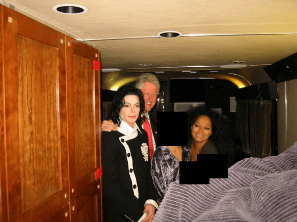 ▲▼  美國司法部19日公開已故富商、性犯罪者艾普斯坦（Jeffrey Epstein）大量檔案照片。（圖／路透）
