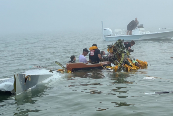 ▲▼一架墨西哥海軍飛機22日下午在美國德州加爾維斯頓灣（Galveston Bay）墜海。（圖／翻攝自X）