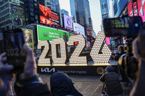 d8555290-1 ▲▼美國紐約時報廣場(Times Square)準備迎接跨年慶祝活動,「2026」字樣亮燈。(圖/路透)