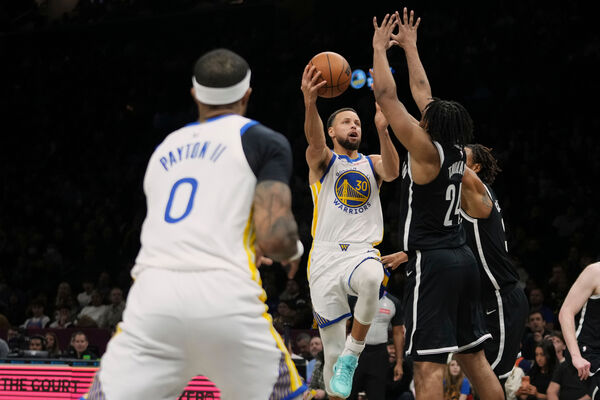 ▲勇士柯瑞完成生涯里程碑，NBA總得分超越「狼王」賈奈套。（圖／達志影像／美聯社）