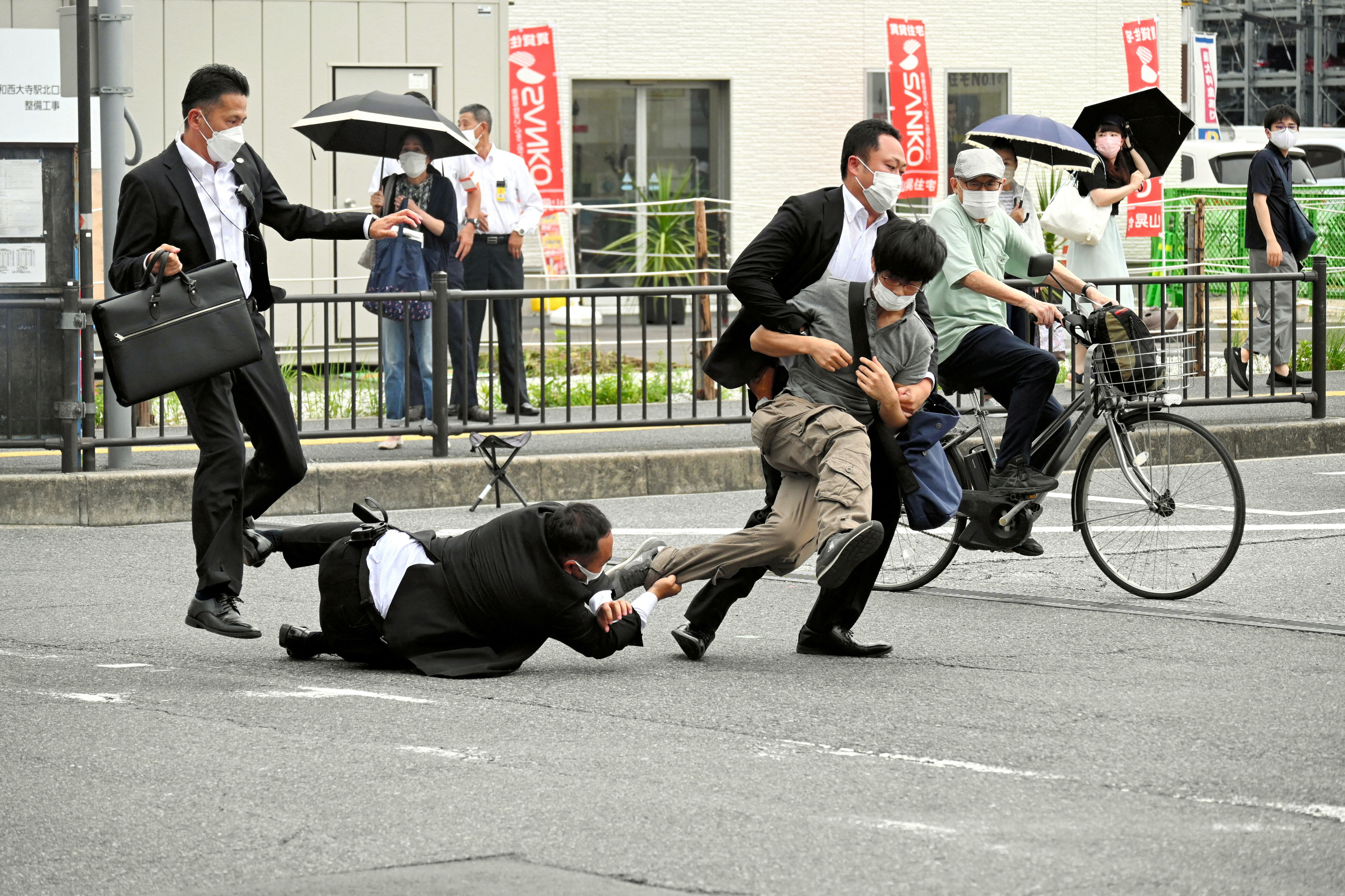 6444763 ▲▼山上徹也槍殺安倍後遭壓制。(圖/路透)