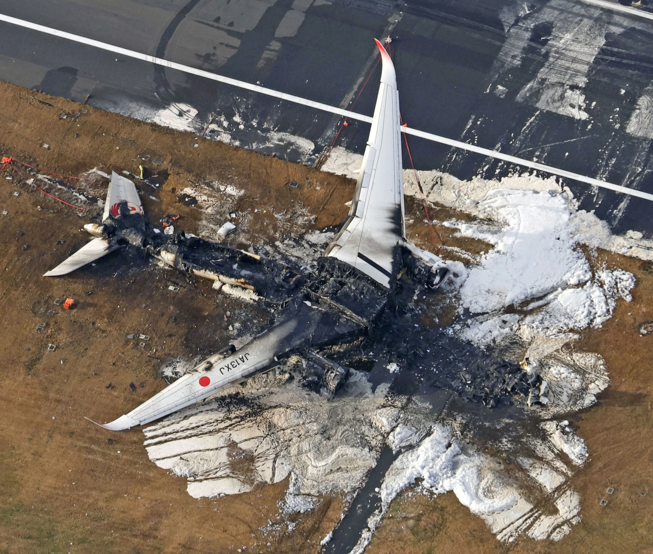 7432530 ▲▼日本航空編號JAL516的空中巴士A350客機2日在羽田機場跑道發生擦撞後起火燒毀。(圖/路透)