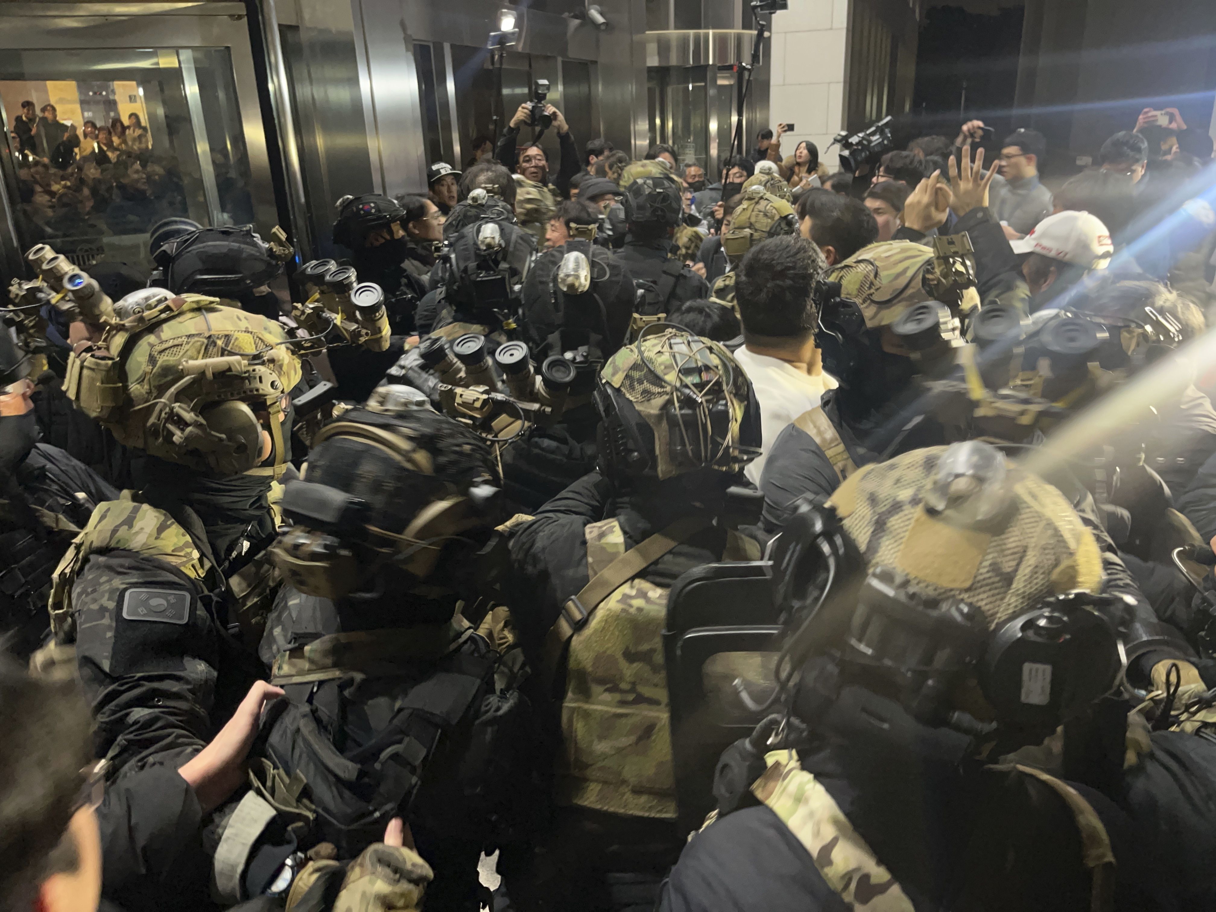 7981133 ▲▼南韓總統尹錫悅宣布戒嚴,軍隊入駐國會。(圖/達志影像/美聯社)