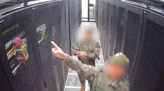 7989137 ▲▼由防諜司令部隊員所組成的戒嚴軍,3日晚間曾前往南韓中選會拍攝伺服器,現場監視器捕捉一舉一動。(圖/大韓民國國會行政安全委員會)