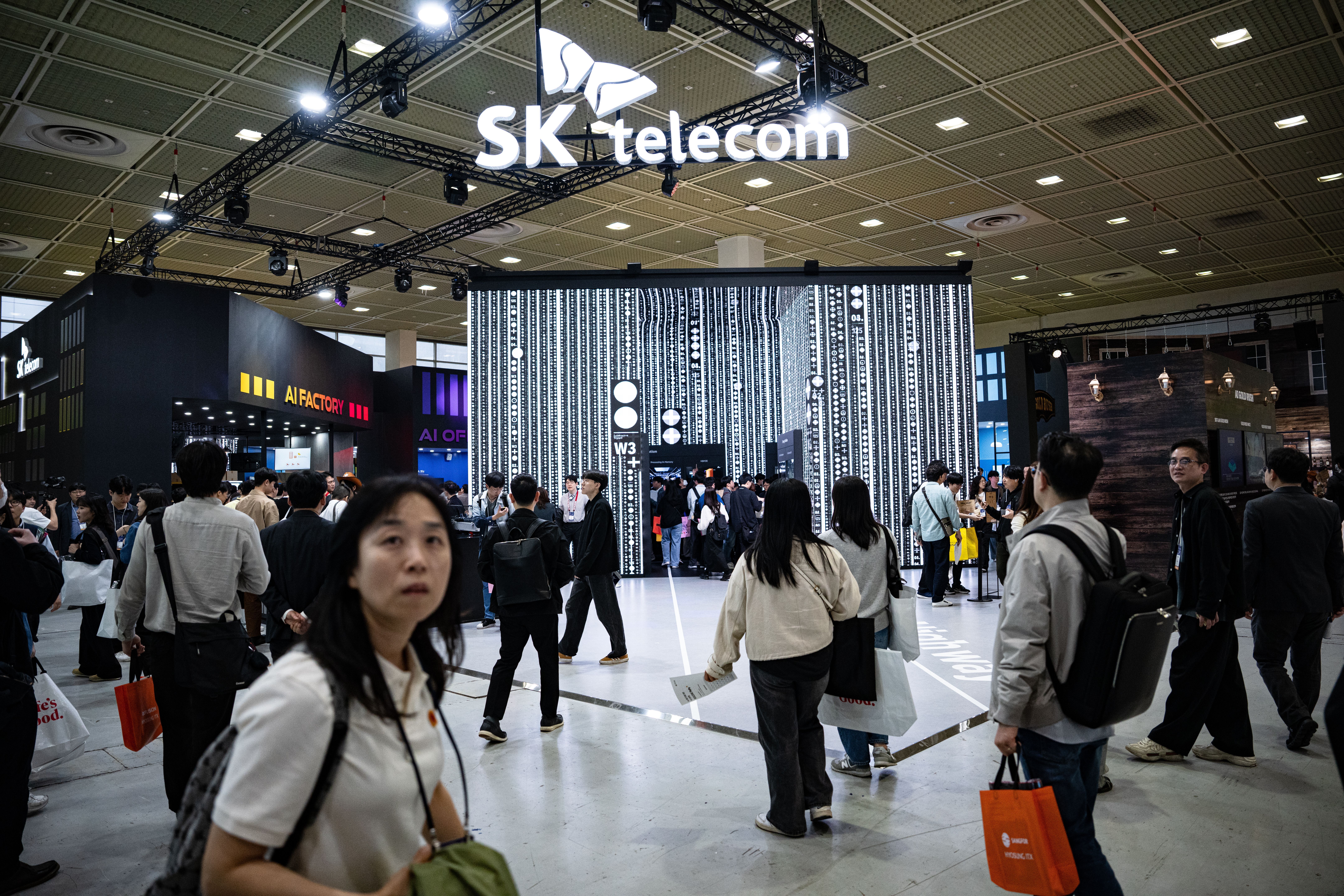 8194203 ▲▼南韓電信業龍頭「SK電訊」疑遭駭客入侵導致用戶SIM卡情報外洩。(圖/達志影像)