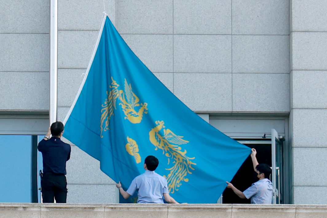 8244861 ▲▼隨著李在明正式就職大韓民國總統,南韓總統辦公室再度升上象徵總統的鳳凰旗。(圖/達志影像/newscom)