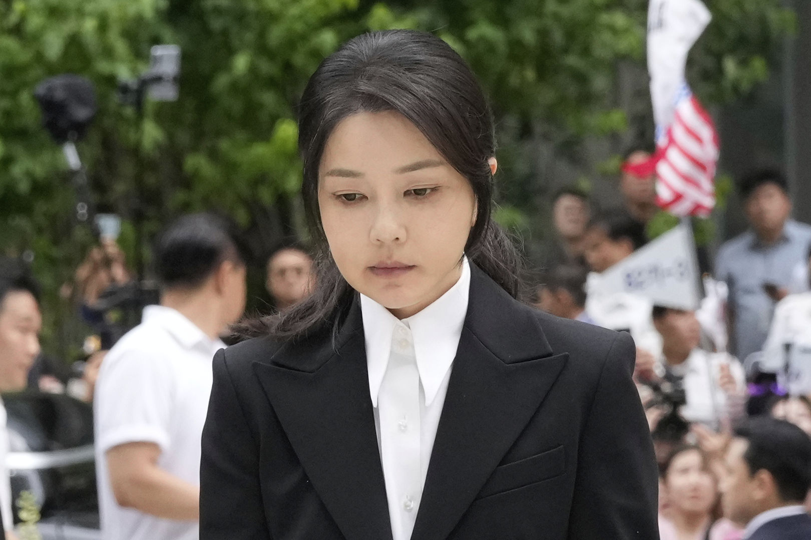 8352981-2 ▲▼南韓前總統夫人金建希慘遭羈押,送進首爾南部看守所。(圖/達志影像/美聯社)