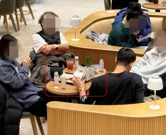 ▲▼南韓京畿道楊平郡某間星巴克，傳出有一群中國籍遊客在座位上吃炸雞、喝燒酒（圖／翻攝自Instagram）