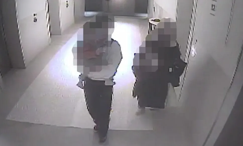 8521499 ▲▼柳某曝光,前妻和男學生抱著兒子出入飯店的監視器畫面。(圖/翻攝自韓民族新聞)