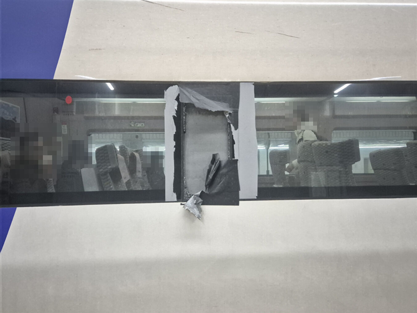 8527855 ▲▼南韓KTX-山川號列車的車窗破損,竟然是用膠帶簡單縫補。(圖/翻攝自中央日報)