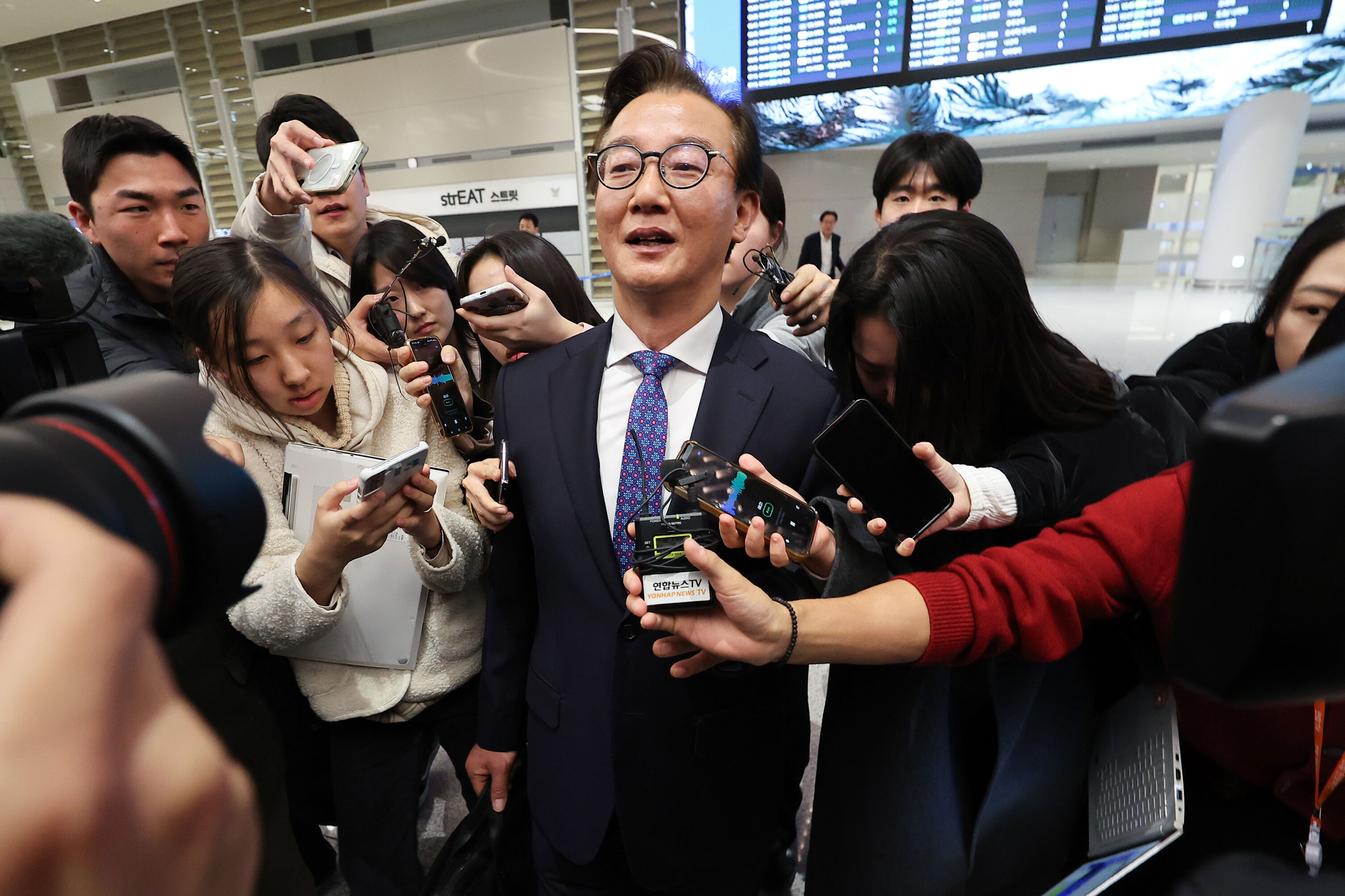 ▲▼南韓海洋水產部掌全載秀11日在仁川機場，否認從統一教收受金錢或名錶。（圖／達志影像）