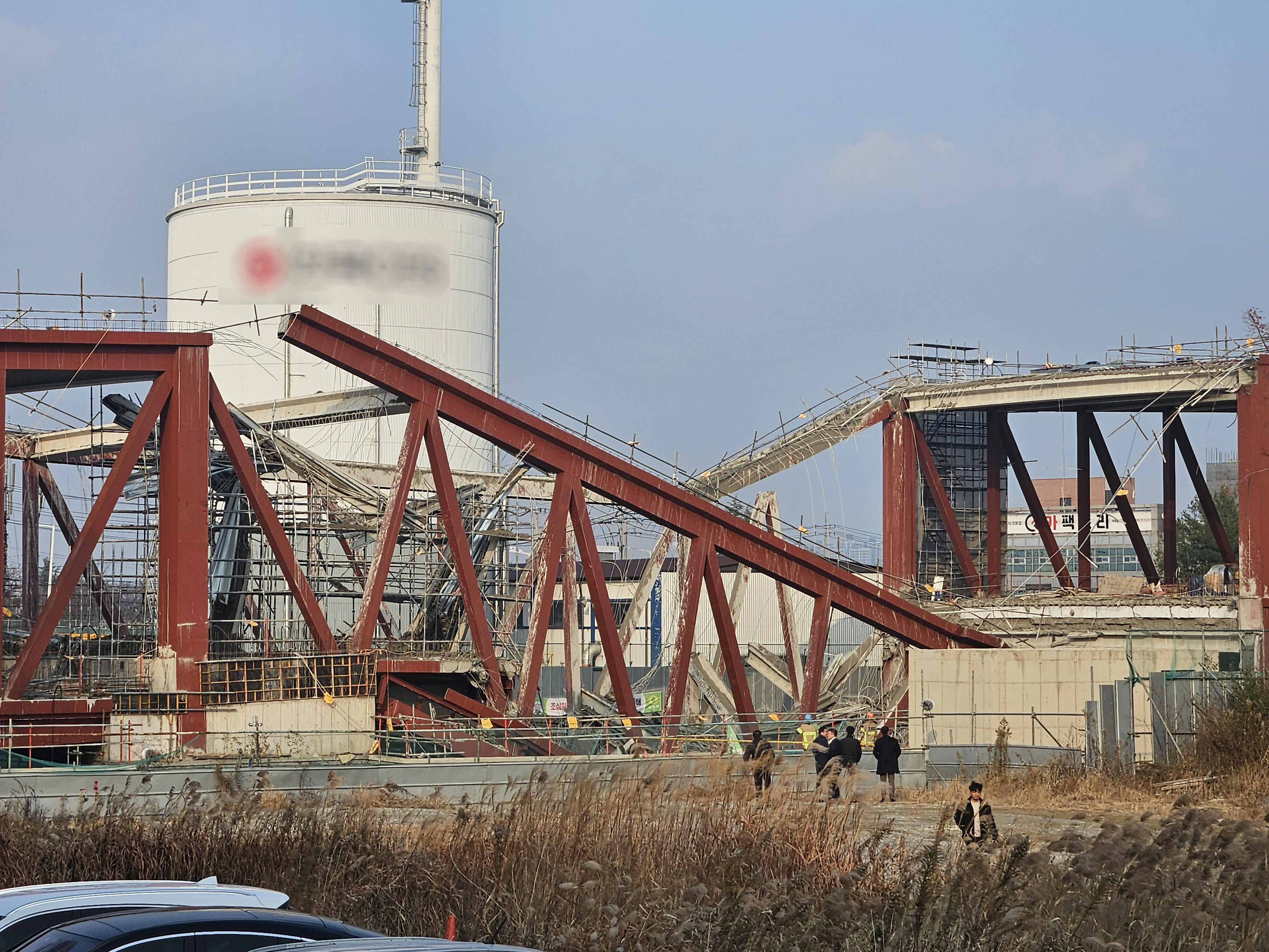 8532756-1 ▲▼位於南韓光州廣域市西區治平洞、正在興建中的「光州代表圖書館」,11日鋼鐵結構崩塌。(圖/達志影像/newscom)