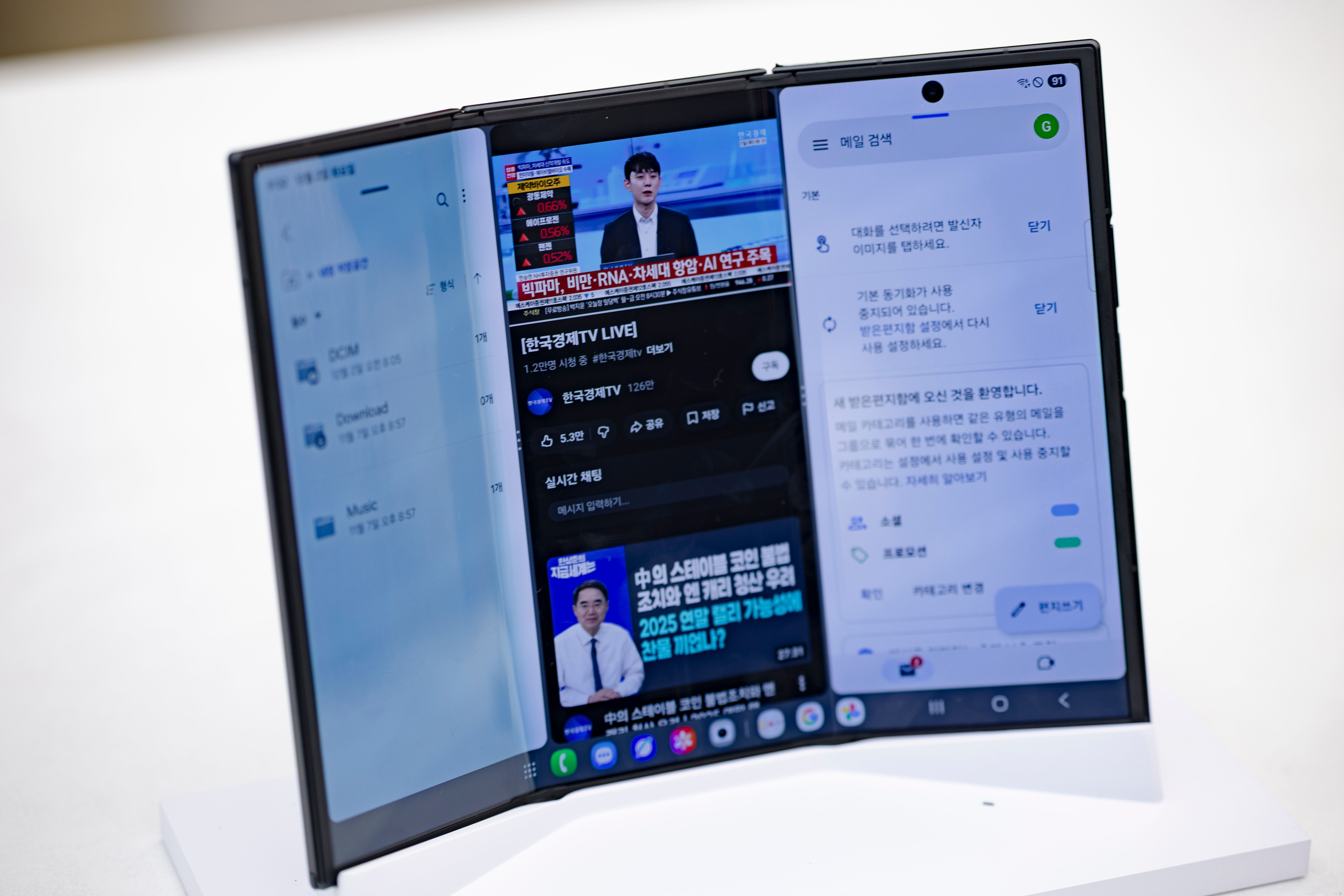 ▲▼三星推出強大「三摺機」Galaxy Z TriFold，結合AI功能，12日南韓搶先上市後5分鐘內被搶購一空。（圖／達志影像）