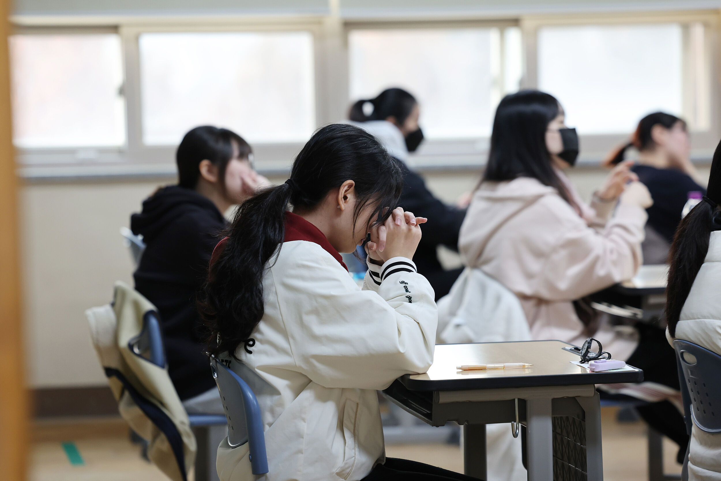 8534774 ▲▼11月13日,南韓考生坐在仁川廣域市彌鄒忽區仁荷女子高中的教室內,等待2026學年度修能大考。(圖/VCG)