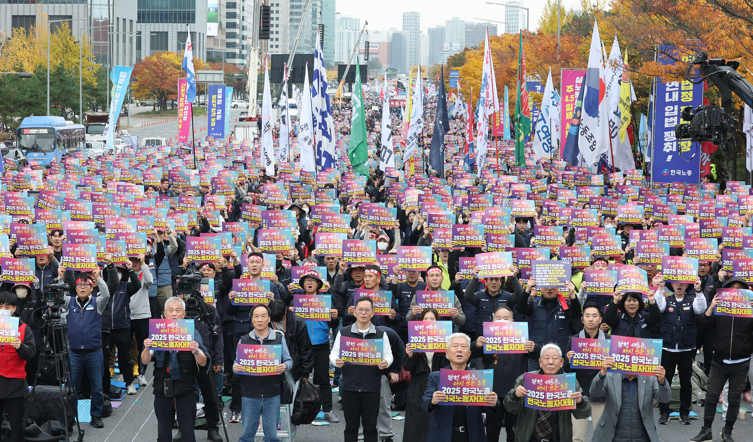 8536225 ▲▼韓國勞總工會成員11月8日在首爾汝矣島上街高呼口號。(圖/VCG)