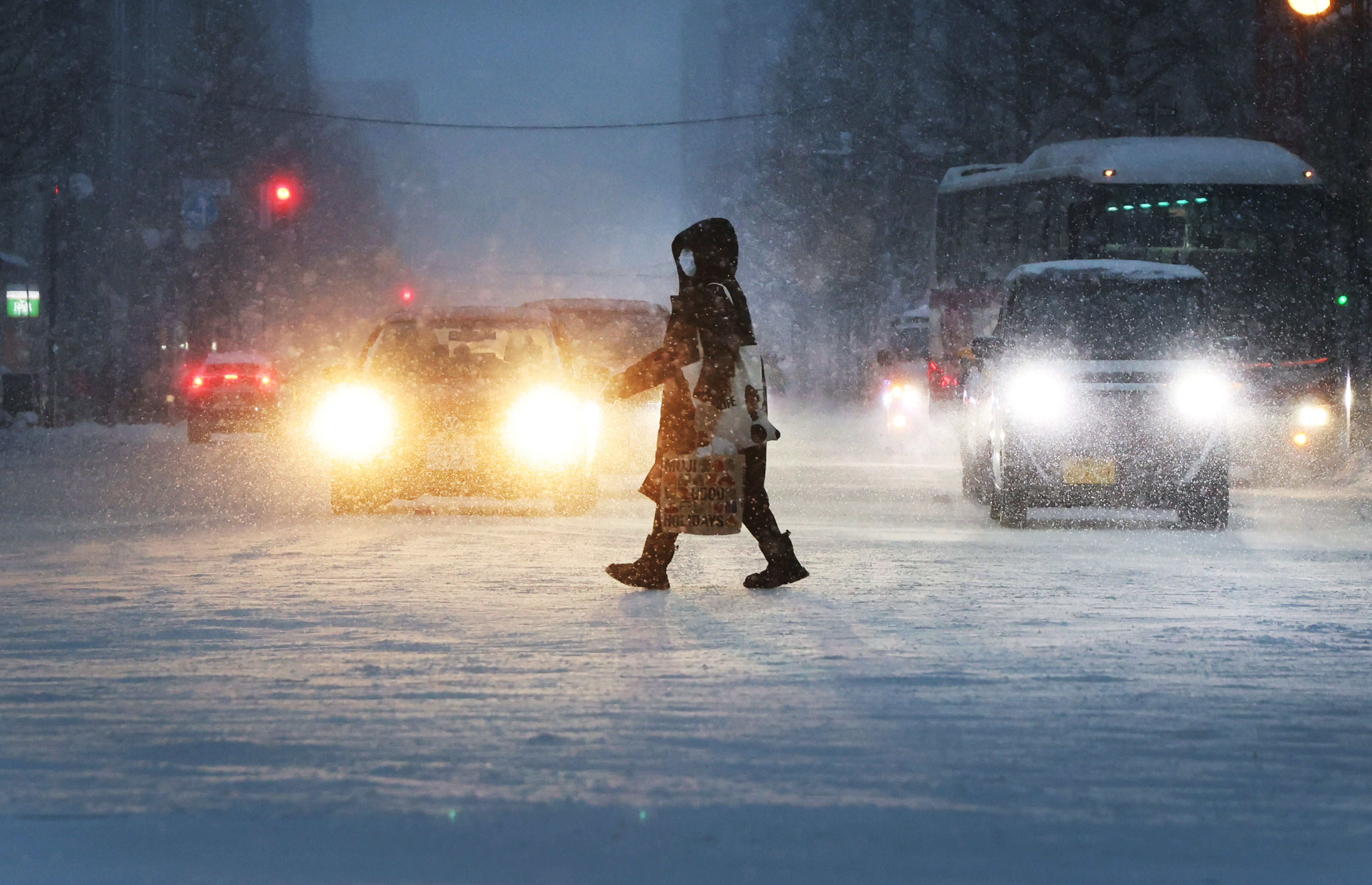 8537356 ▲▼日本北海道札幌市12日出現強烈降雪。(圖/達志影像/美聯社)