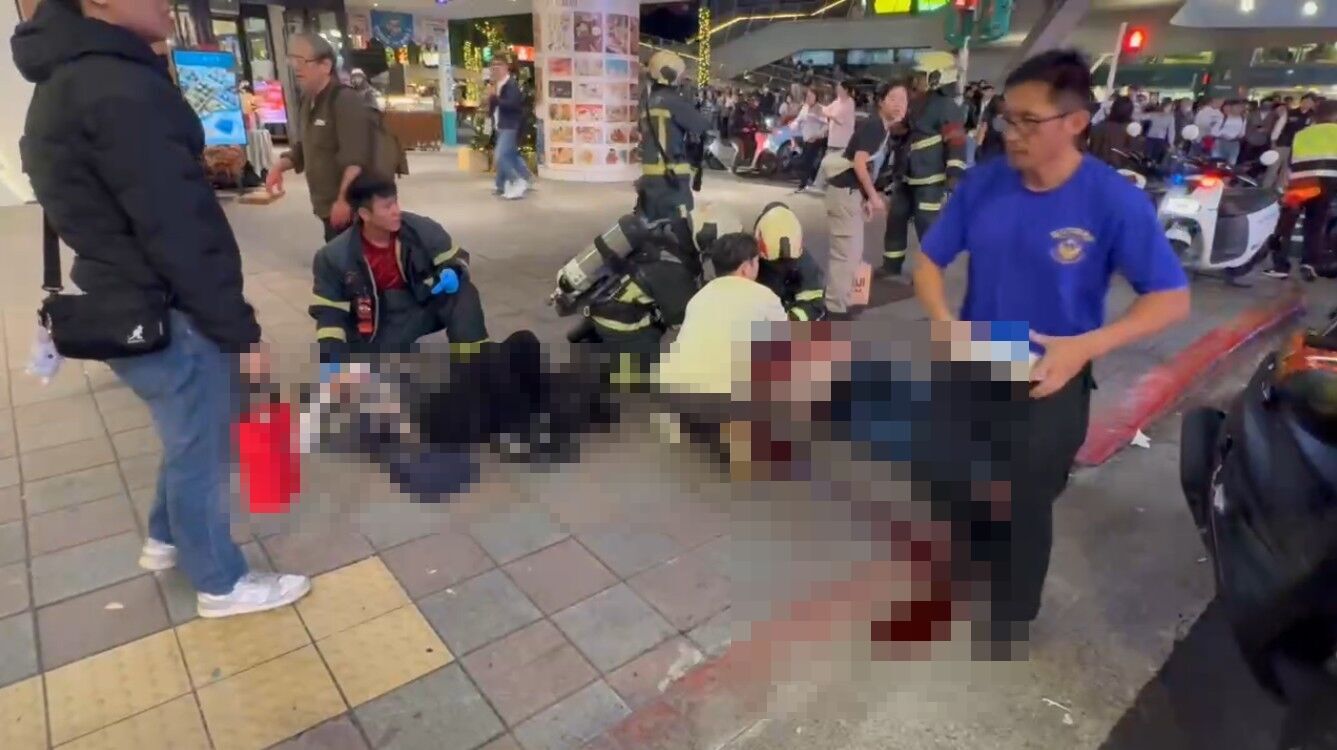 8545169 ▲捷運中山站發生隨機砍人,男子丟煙霧彈持長刀砍人。北捷砍人,隨機砍人,北捷隨機砍人,張文,煙霧彈,台北車站,中山站,中山商圈,誠品南西。(圖/記者陳以昇攝)