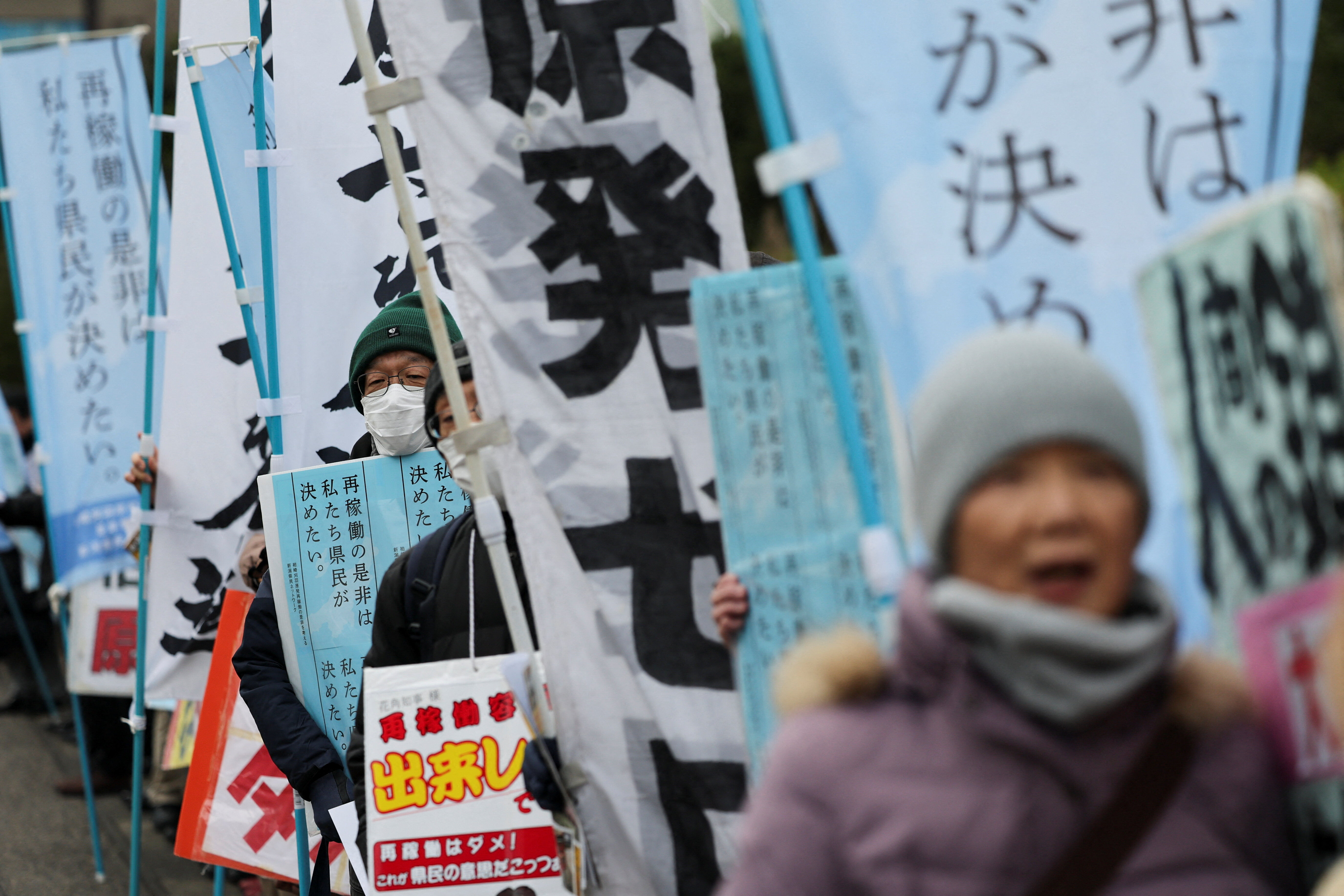 8548181 ▲▼日本新潟縣當地居民上街表態反對重啟柏崎刈羽核電廠。(圖/路透)