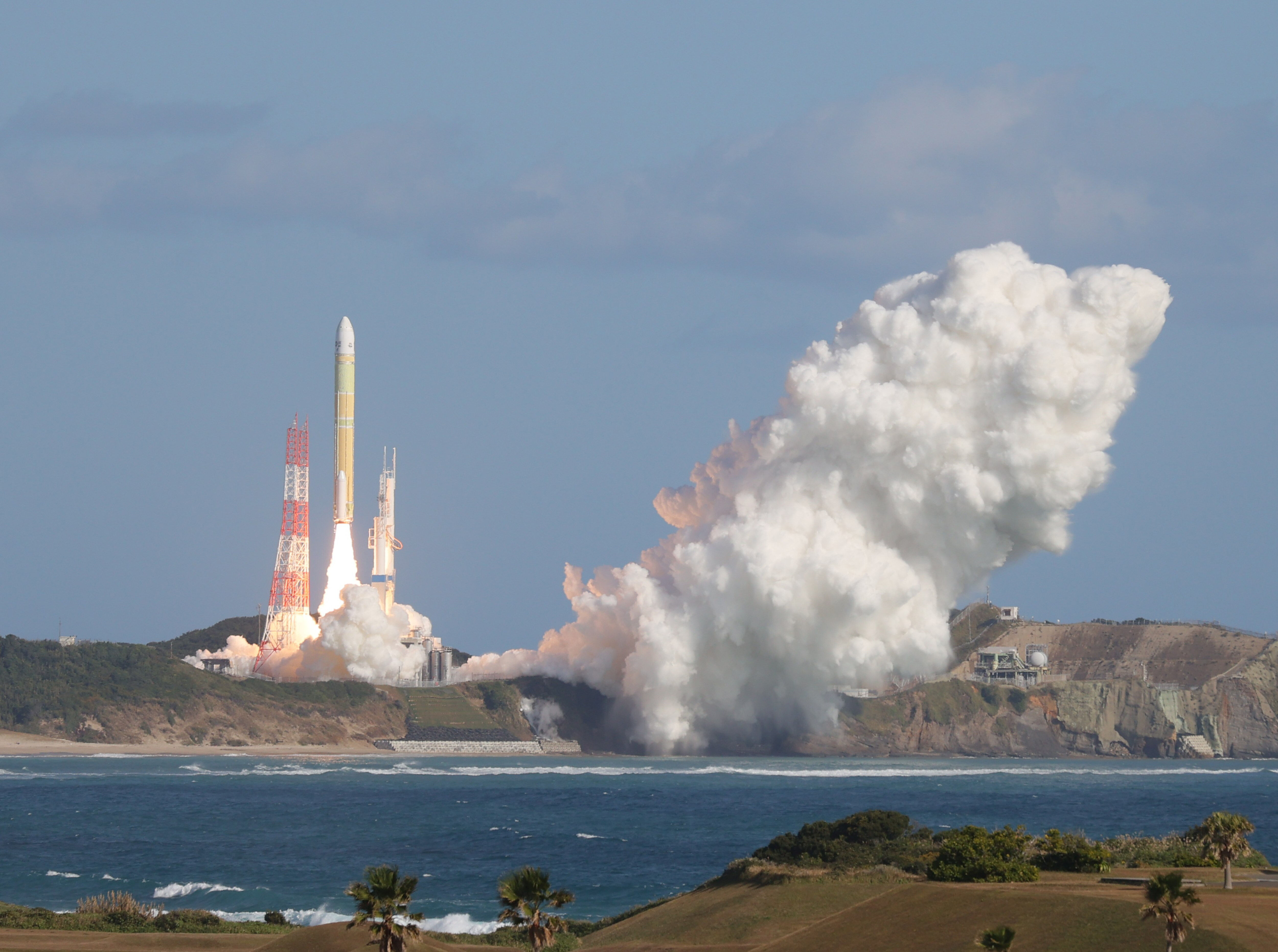 8548267 ▲▼日本在鹿兒島縣種子島宇宙中心發射搭載準天頂衛星系統「引路者5號」的H3型運載火箭。(圖/達志影像/美聯社)
