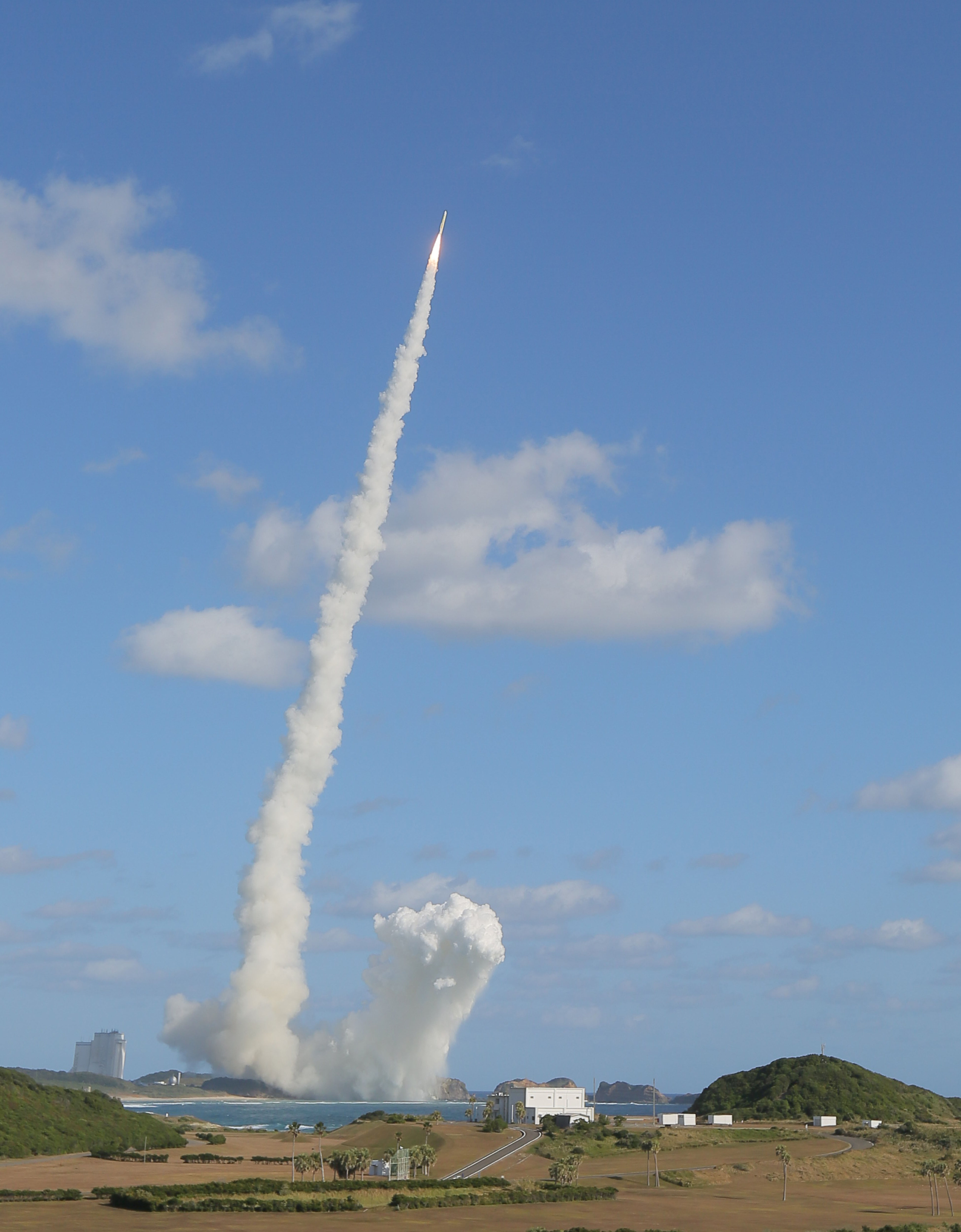 8548268 ▲▼日本在鹿兒島縣種子島宇宙中心發射搭載準天頂衛星系統「引路者5號」的H3型運載火箭。(圖/達志影像/美聯社)