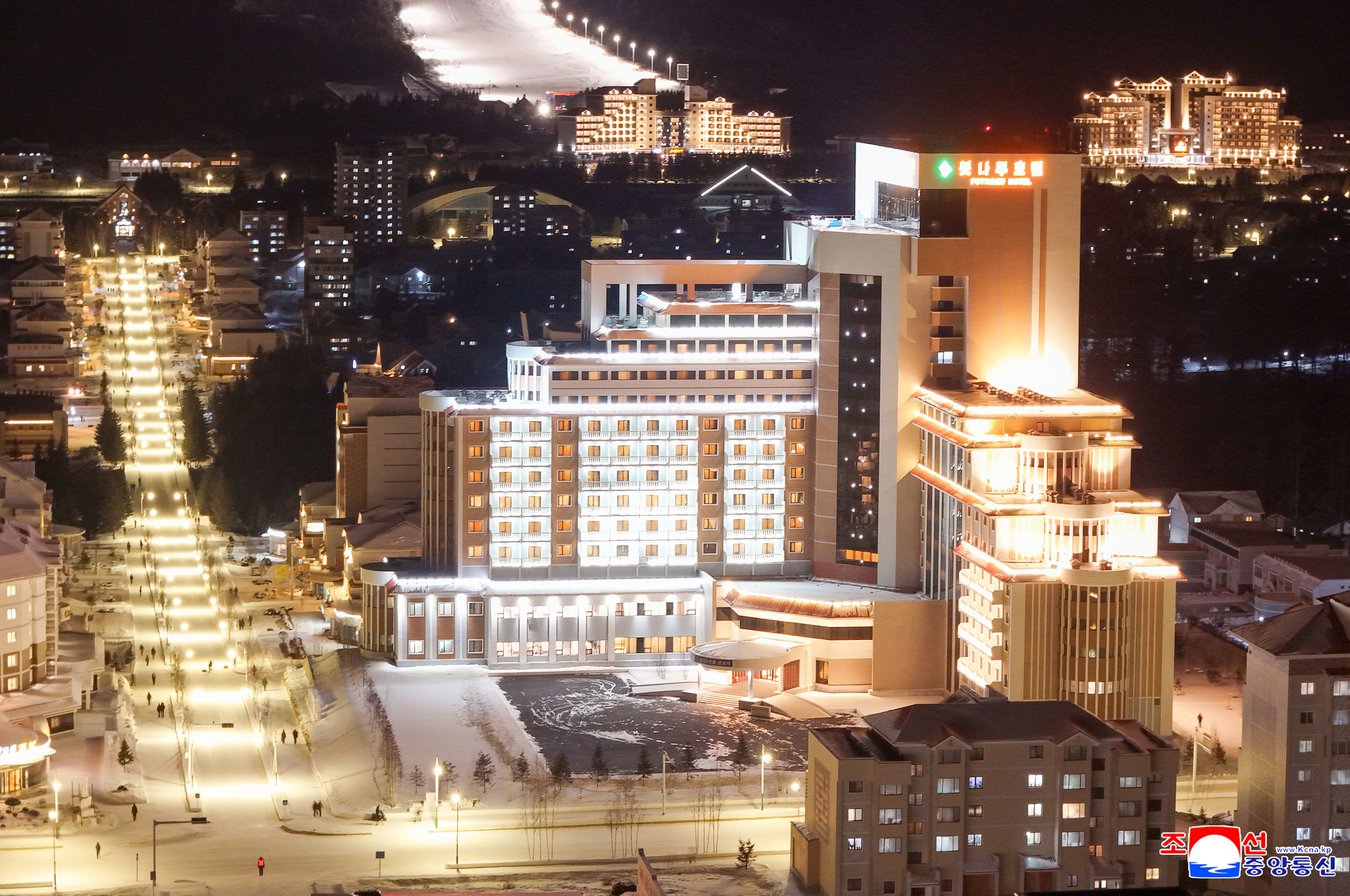 ▲▼北韓最高領導人金正恩攜愛女金主愛，20、21日前往白頭山三池淵市出席5座現代化飯店的竣工典禮。（圖／達志影像／美聯社）