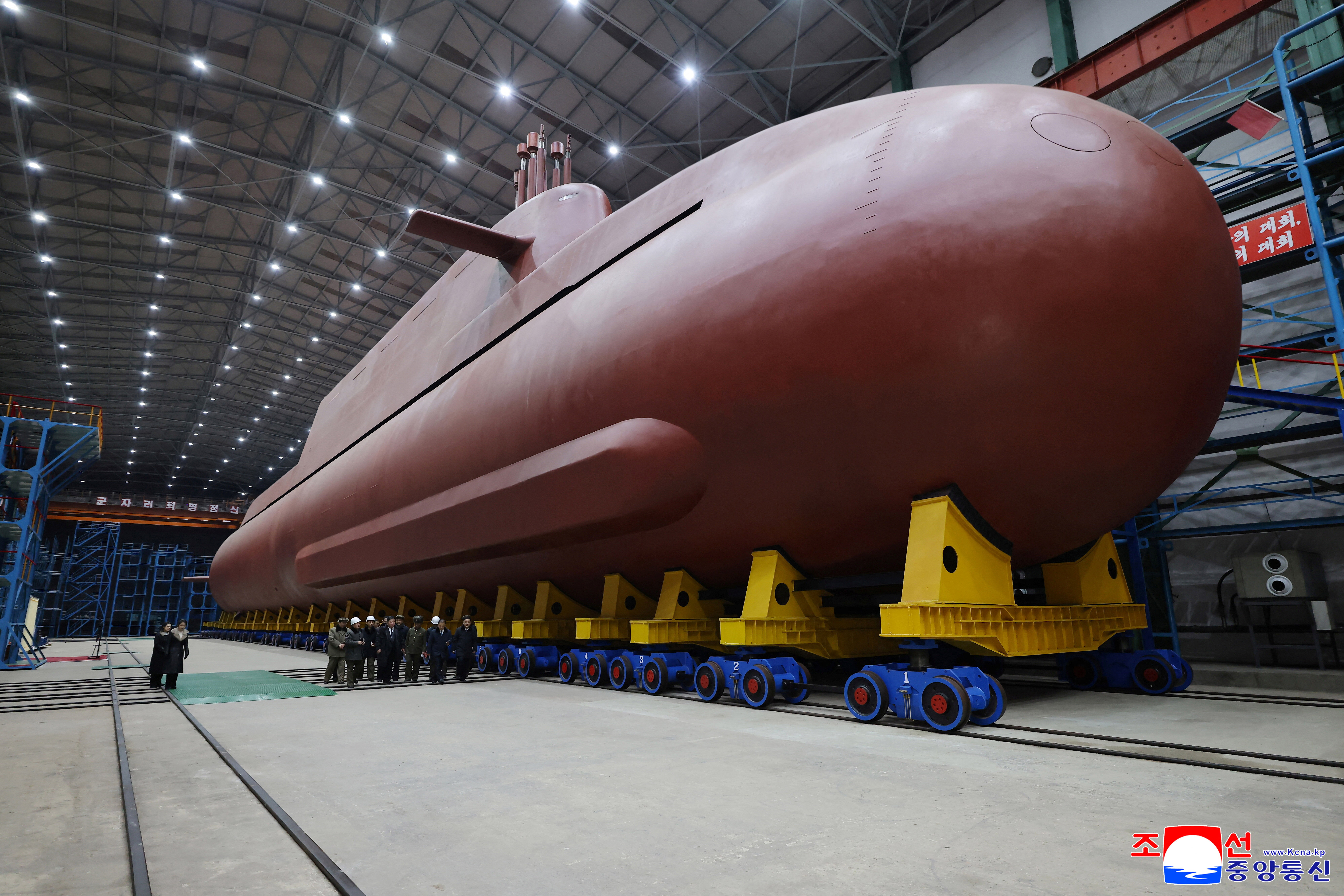 ▲▼北韓官媒公開，金正恩近日前往視察8700噸級核動能潛艦的建造工程。（圖／路透）