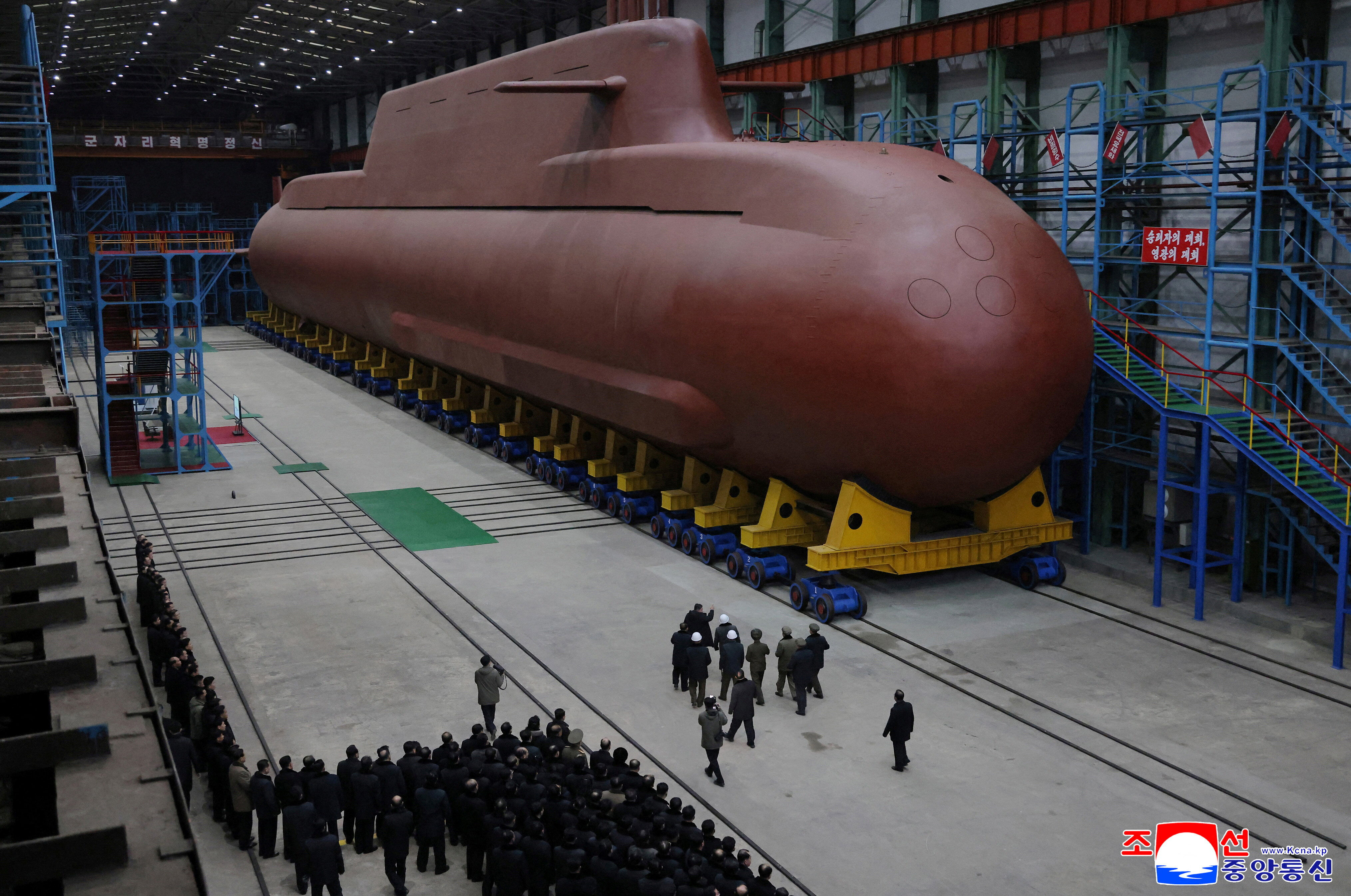 ▲▼北韓官媒公開，金正恩近日前往視察8700噸級核動能潛艦的建造工程。（圖／路透）