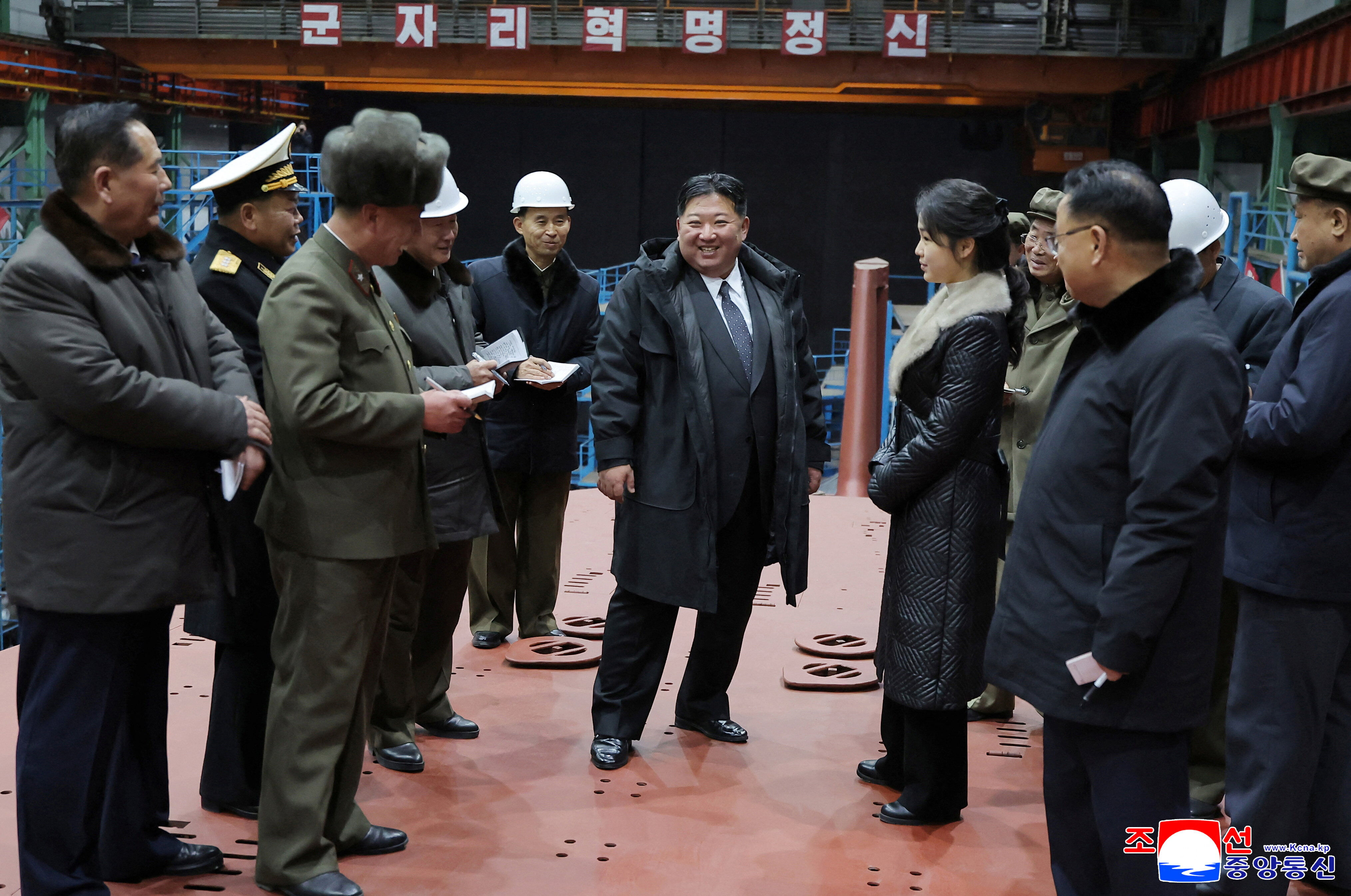 ▲▼北韓官媒公開，金正恩近日前往視察8700噸級核動能潛艦的建造工程。（圖／路透）