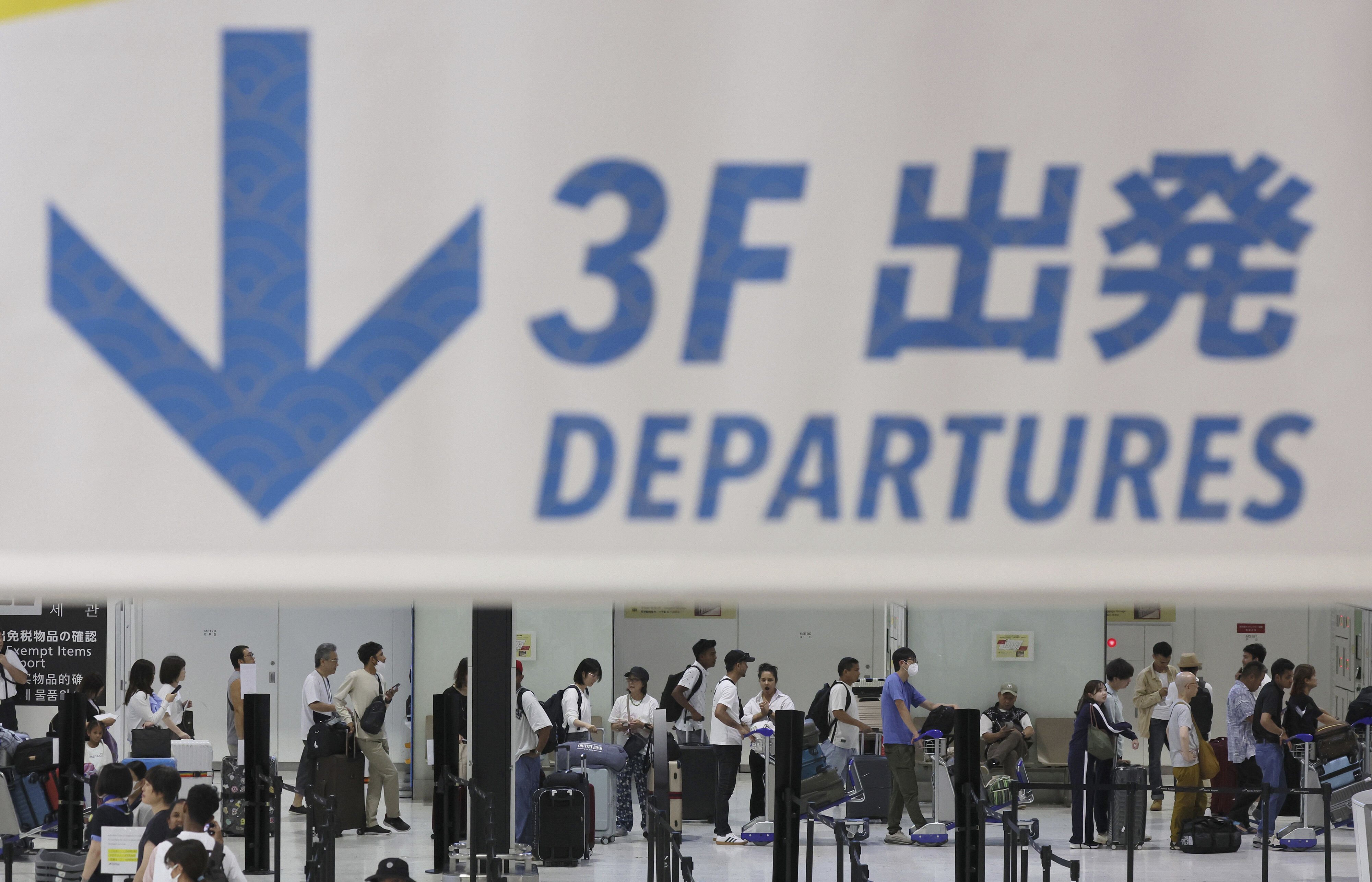 8555862 ▲▼日本政府研擬從2026年起調漲「出境稅」。圖為成田國際機場出境大廳。(圖/達志影像/美聯社)