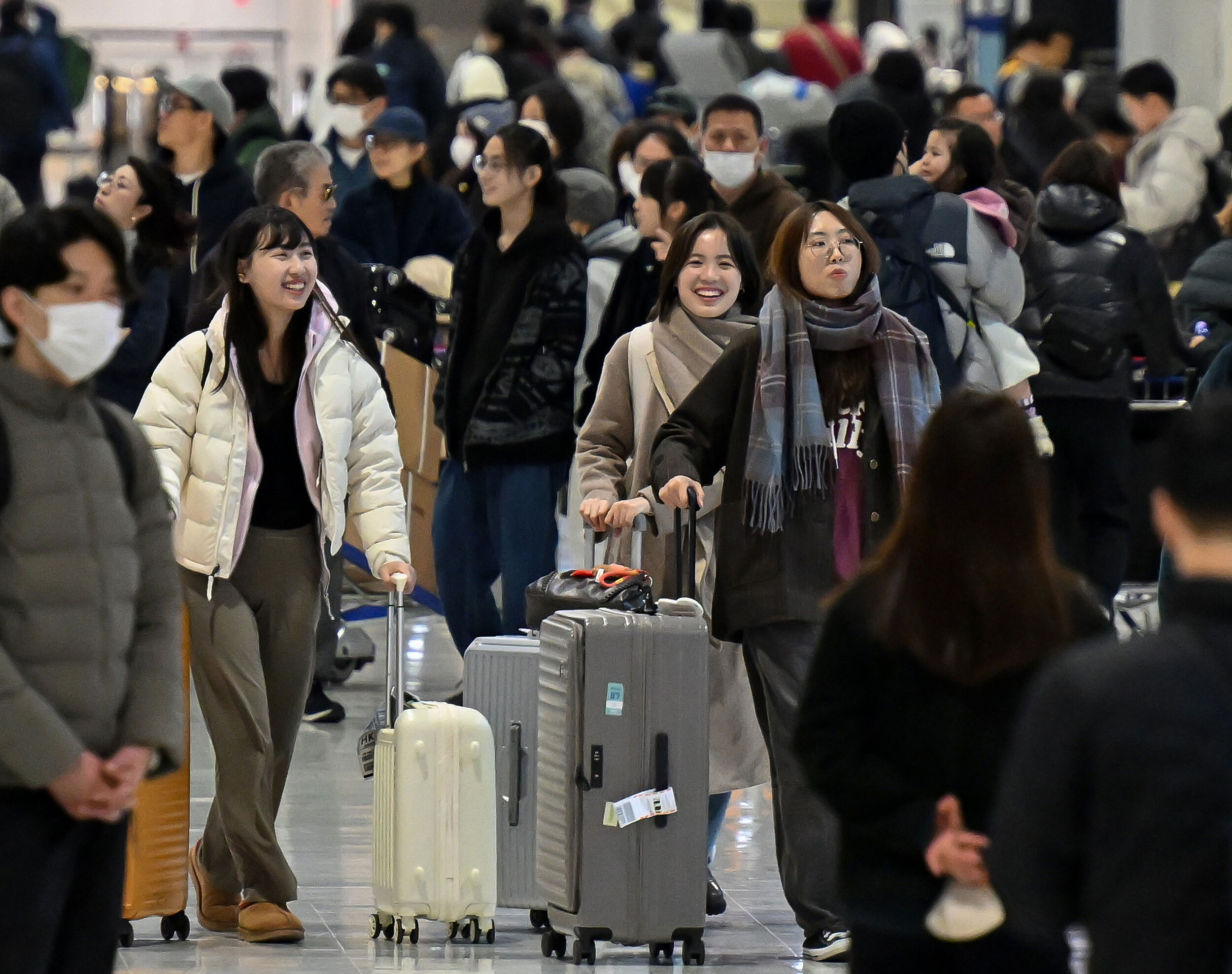 ▲▼日本成田國際機場出境大廳27日擠滿準備出國的旅客。（圖／VCG）