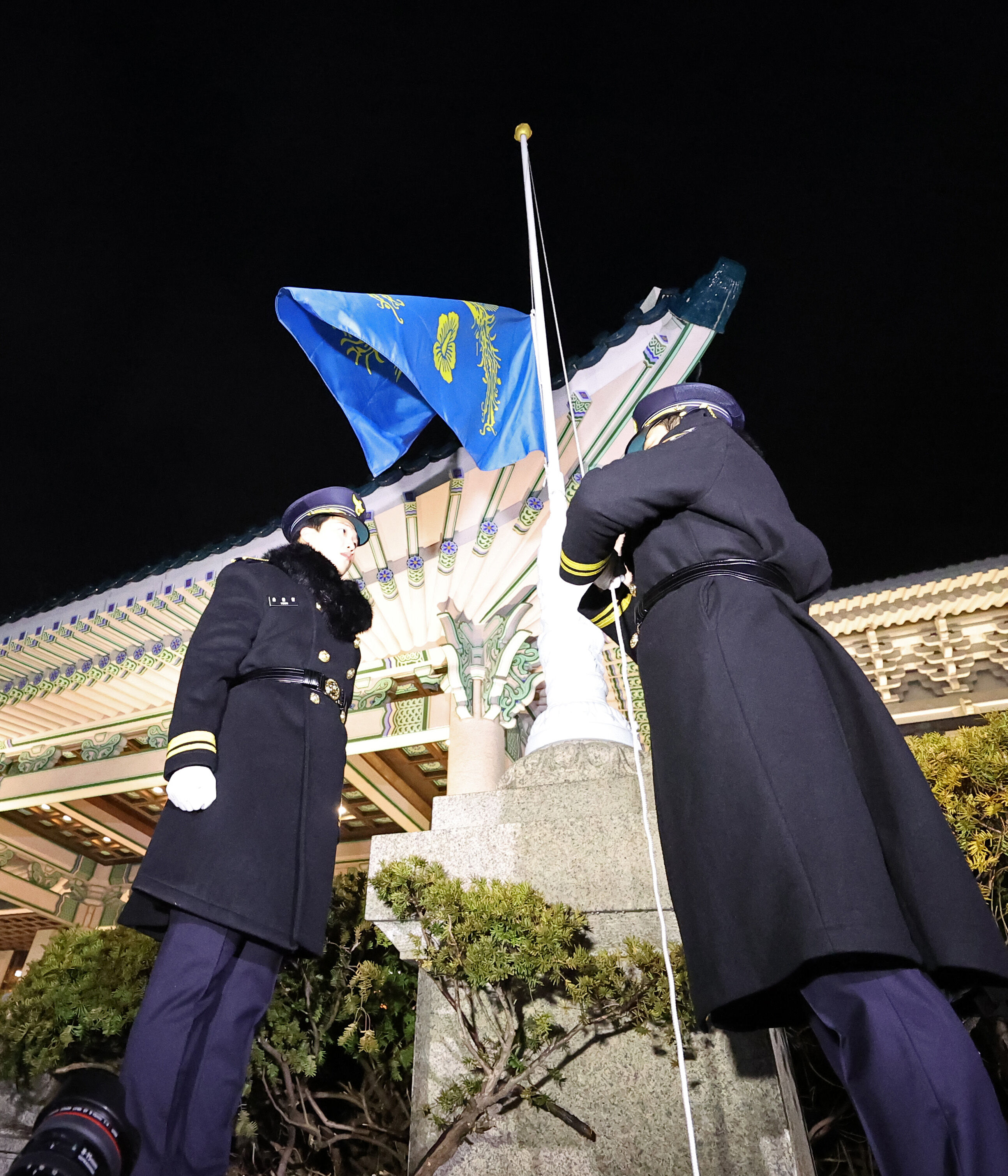 8558109 ▲▼青瓦台升起象徵南韓總統的鳳凰旗。(圖/達志影像)