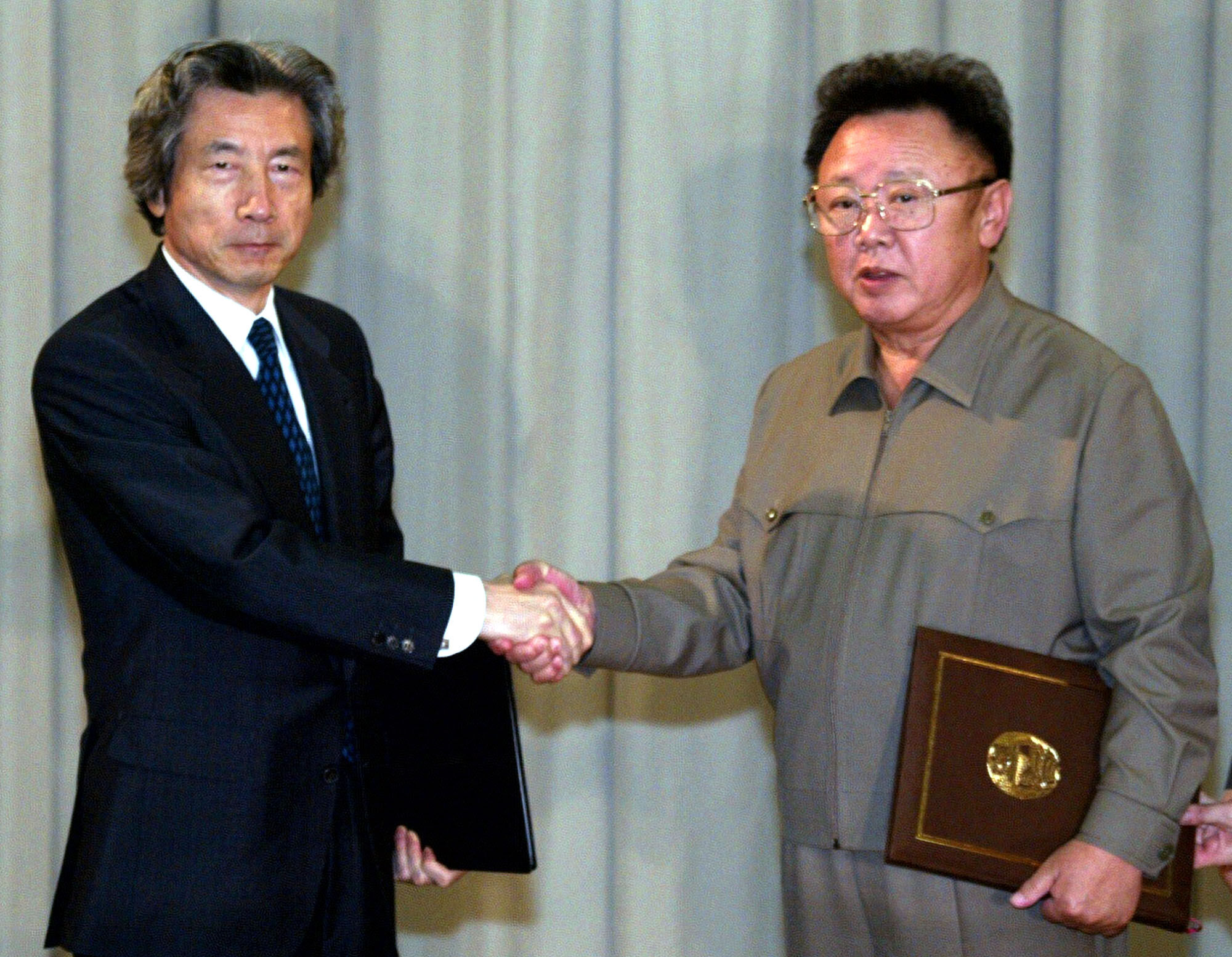8560285 ▲▼2002年9月,時任日本首相小泉純一郎在平壤會晤北韓時任最高領導人金正日。(圖/達志影像/美聯社)