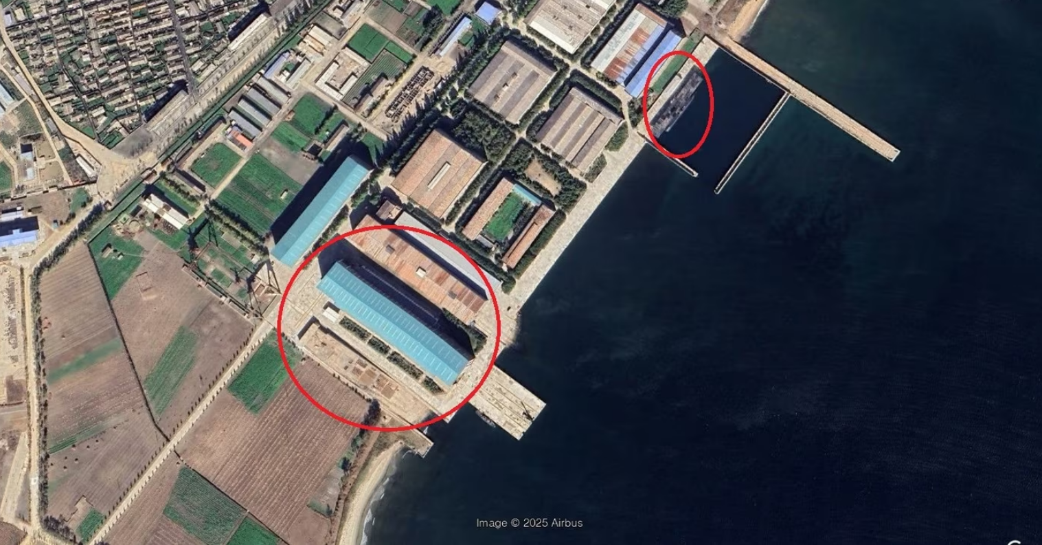 ▲▼北韓咸鏡南道新浦市六坮洞沿岸，被韓媒推測是核潛艦建造基地。左側紅圈處為核潛艦建造設施；右側紅圈處為停泊中的核導彈發射潛艦「金君玉英雄艦」（圖／翻攝自Google Earth）