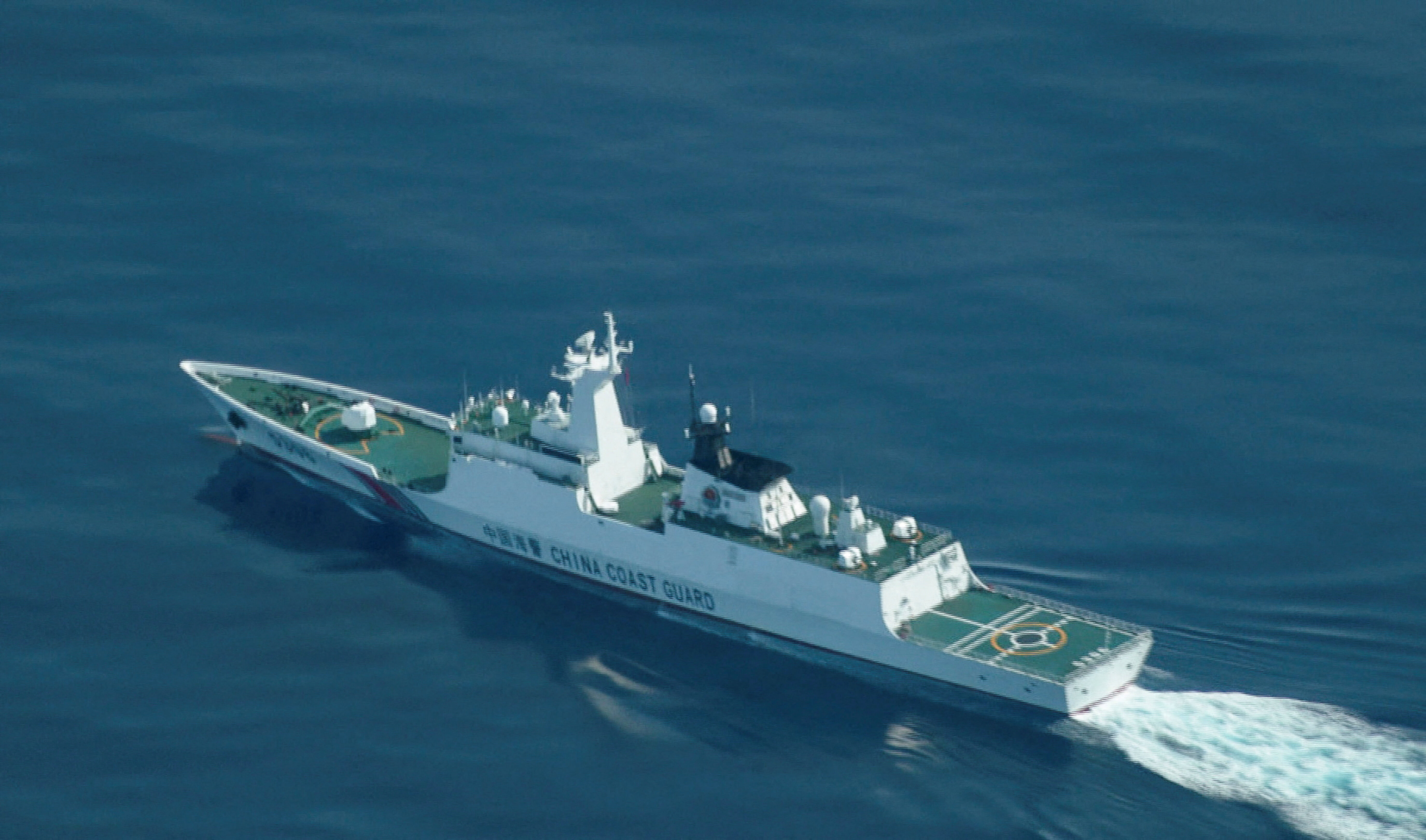 ▲▼中國海警船在南海黃岩島一帶航行，菲律賓海岸警衛隊飛機在附近海域巡邏。（圖／路透）