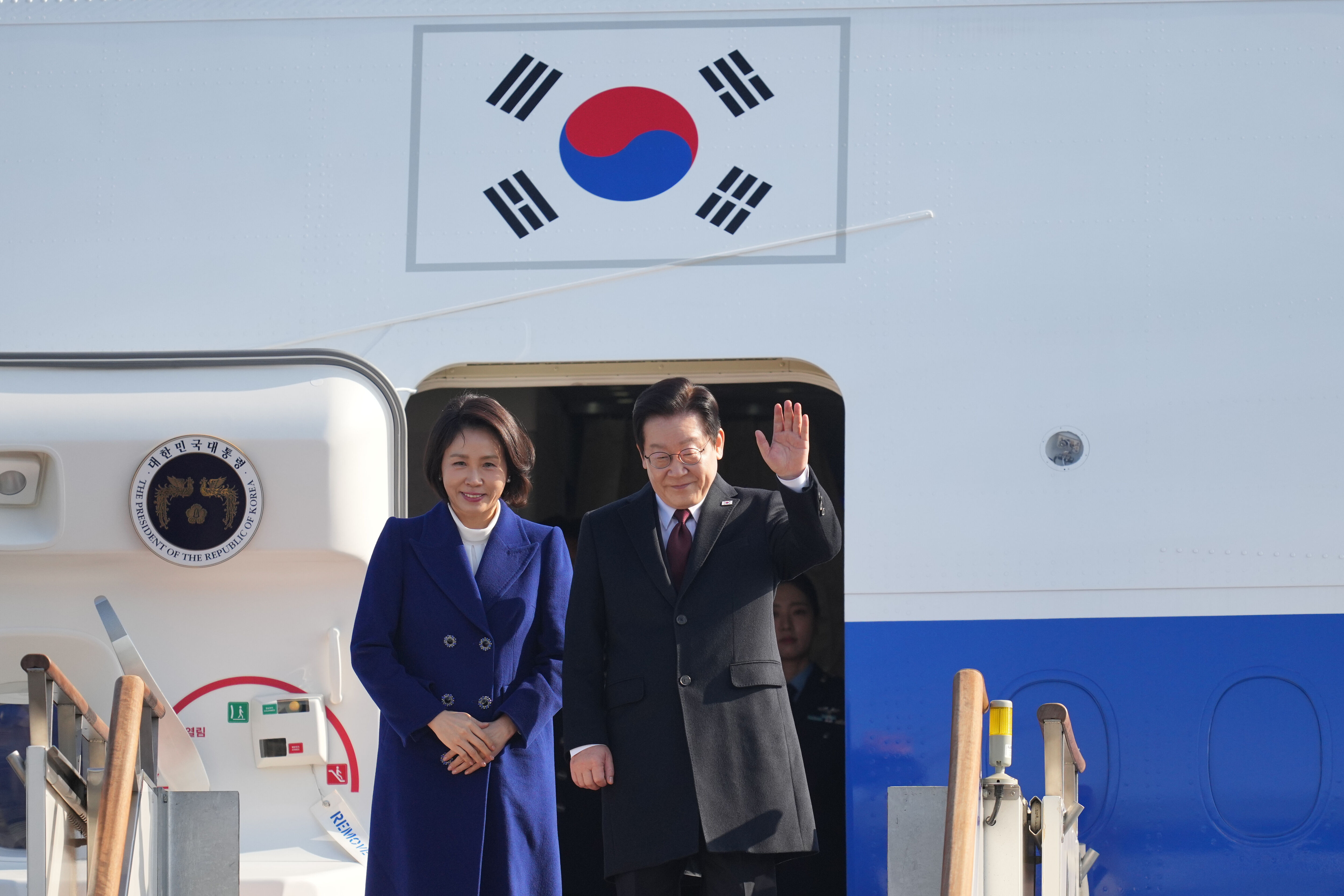 8565467-1 ▲▼南韓總統李在明、第一夫人金惠景4日從位於京畿道城南市的首爾機場啟程飛往中國北京。(圖/達志影像/美聯社)