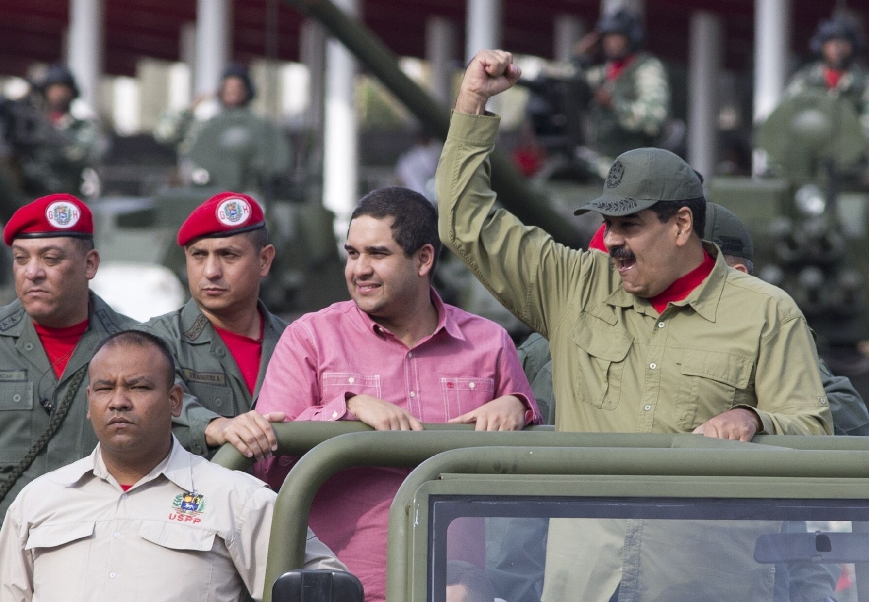 ▲▼ 委內瑞拉前總統馬杜洛（右）與兒子蓋拉（Nicolas Maduro Guerra）（中）於2018年一場閱兵典禮。（圖／達志影像／美聯社）