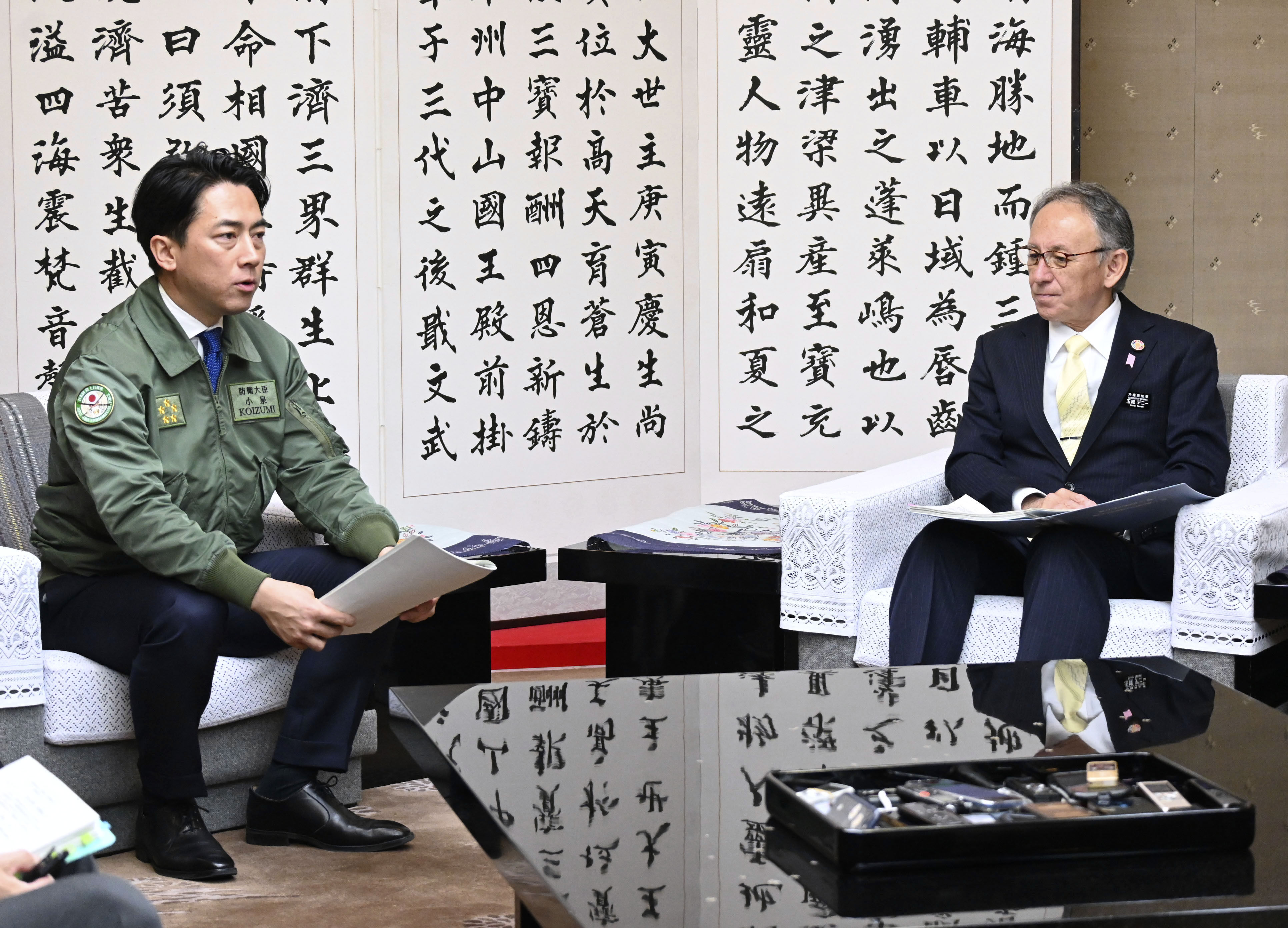 8573607-1 ▲▼小泉進次郎8日在沖繩縣那霸市與玉城丹尼進行會談。(圖/達志影像)