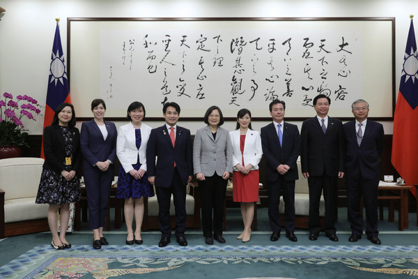 d3013746 ▲▼總統蔡英文26日上午接見日本自由民主黨參議員瀧波宏文(TAKINAMI Hirofumi)一行。(圖/總統府提供)
